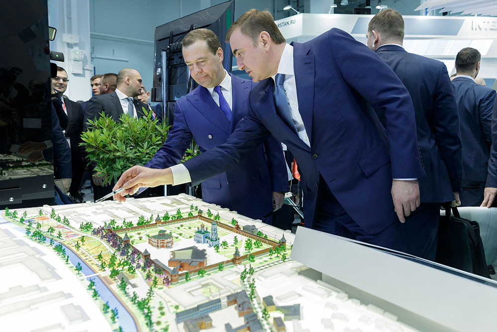 Дмитрий Медведев посетил стенд Тульской области 1