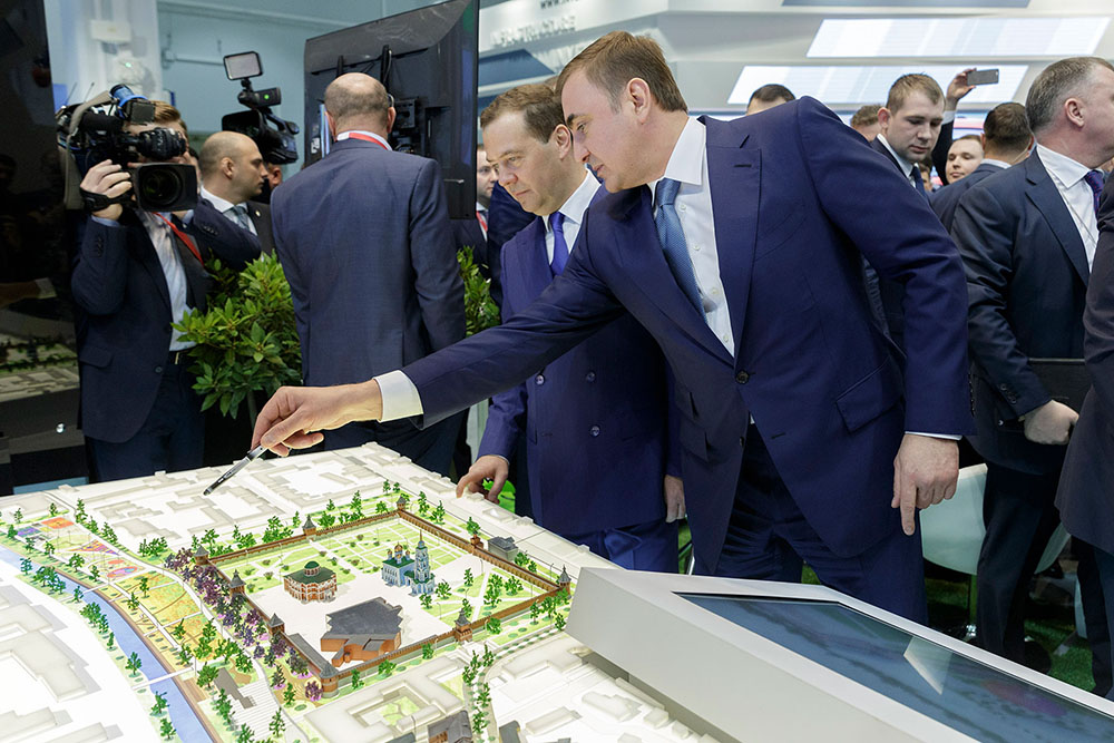 Дмитрий Медведев посетил стенд Тульской области 2